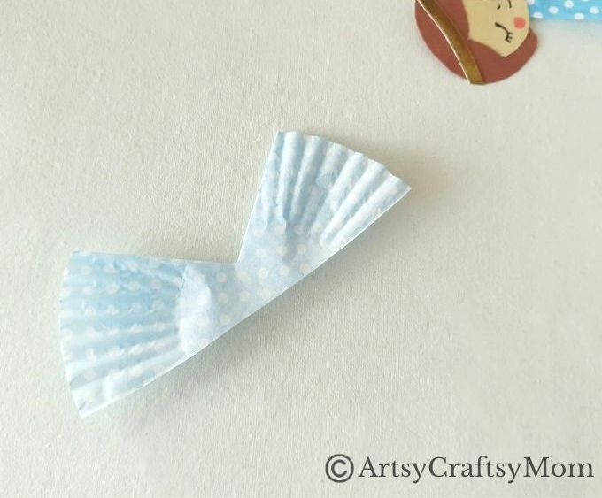 Here's a fun ornament to add to your tree decor this Christmas - a cute cupcake liner angel craft! It's recyclable, eco-friendly and easy to make!