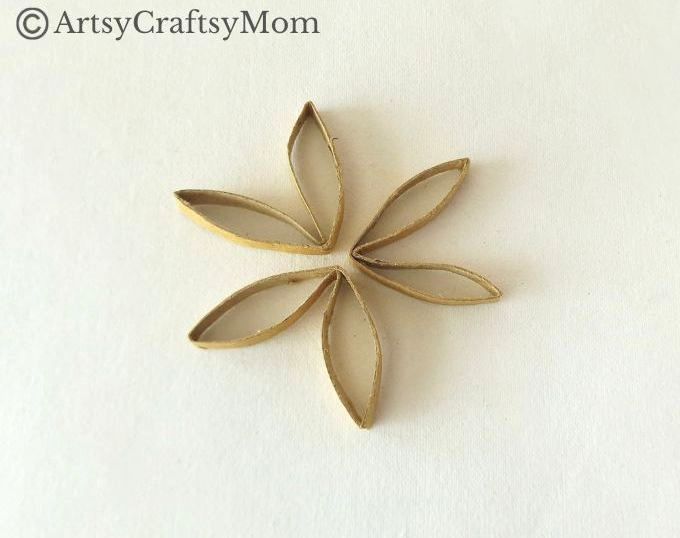 This DIY Toilet Paper Roll Snowflake Ornament is a gorgeous, rustic piece that will look wonderful hanging on your Christmas tree this year!