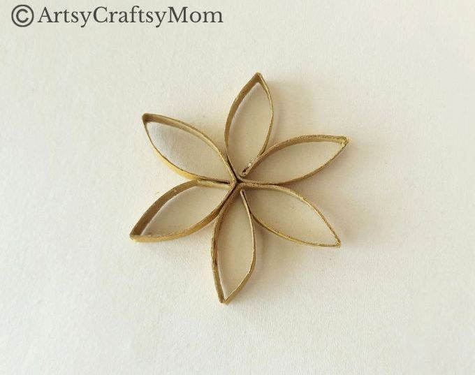 This DIY Toilet Paper Roll Snowflake Ornament is a gorgeous, rustic piece that will look wonderful hanging on your Christmas tree this year!