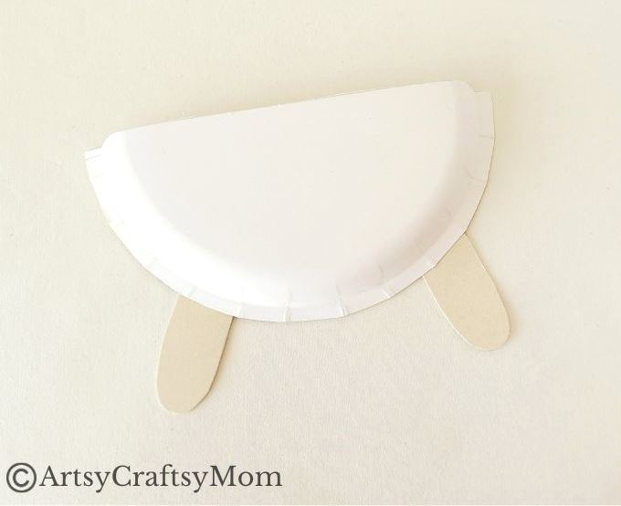 This Pretty Paper Plate Llama Craft for Kids is an easy project for little kids who can experiment with different craft materials to decorate their llama!