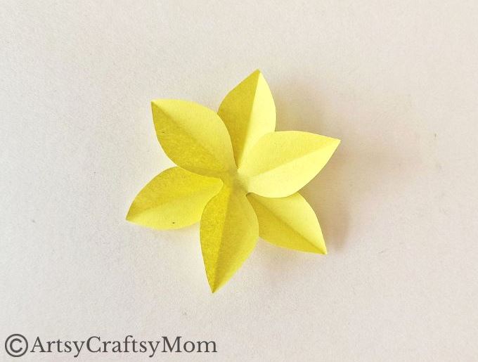 Here's a pretty daffodil papercraft for kids to make for spring or for Daffodil Day. It's a simple craft for which all you need is paper, scissors & glue!